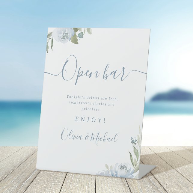 Expositor En L Boda rústico de escritura floral azul turbio Bar a (Dusty blue floral script rustic Wedding Open Bar Pedestal Sign)