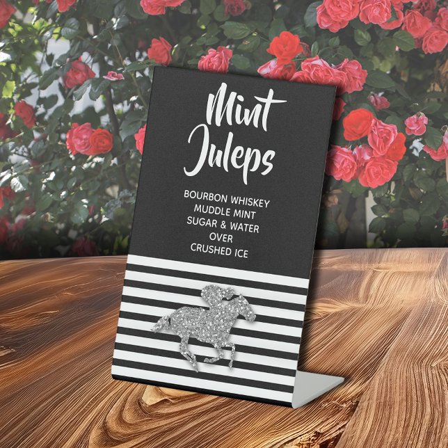 Expositor En L Caballo de carreras plateado Mint Julep Bridal Sho (Silver racehorse on black and white stripes mint julep pedestal sign)