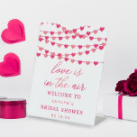 Expositor En L Cadena colgante Amor Corazones Bridal Shower Bienv<br><div class="desc">Celebre con estilo con este moderno cartel de bienvenida para una ducha de novia. El diseño es fácil de personalizar con tu propia redacción y tu familia y amigos estarán encantados cuando vean esta fabulosa señal de fiesta. Se pueden encontrar elementos fiestas coincidentes en la colección.</div>