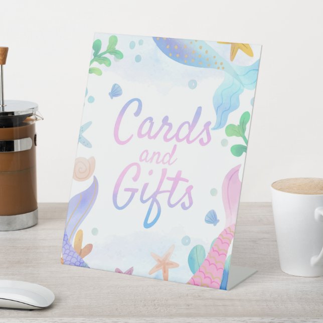 Expositor En L Cajas de cumpleaños y regalos para sirenas bajo el (In Situ)