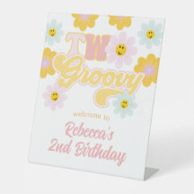 Cartel de bienvenida de cumpleaños Retro Daisy Two