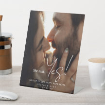 Cartel de compromiso con foto de pareja Ella dijo