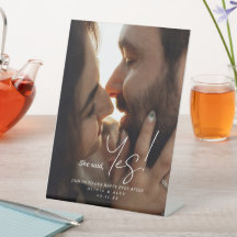 Cartel de compromiso de pareja con pedestal para f
