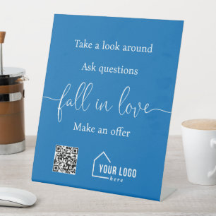 Expositor En L Casa abierta con el logotipo de código QR para bie