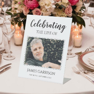 Expositor En L Celebración de la vida con foto conmemorativa