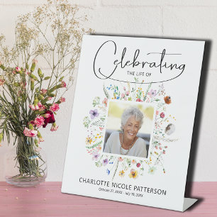 Expositor En L Celebración de la vida de flores silvestres en un