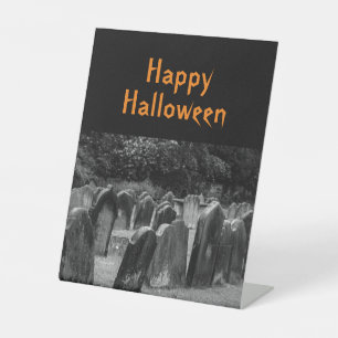 Expositor En L Cementerio de Halloween