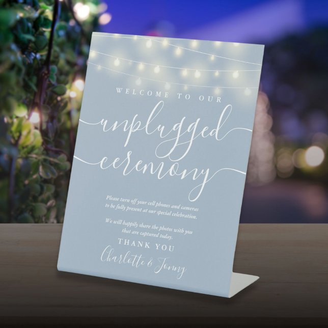 Expositor En L Ceremonia de apertura de cadenas azul turbulento (String Lights Dusty Blue Unplugged Ceremony Pedestal Sign)