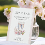 Expositor En L Cherry Blossom Boda Funny Open Bar<br><div class="desc">Boda Rótulo Open Bar con una leyenda graciosa "las bebidas están sobre nosotros, la resaca está sobre ti" - aunque todo el texto es editable si quieres cambiar esto. El diseño incluye copas de champán y flores de cerezo. Una hermosa señal de boda floral blanca y rosa suave que le...</div>
