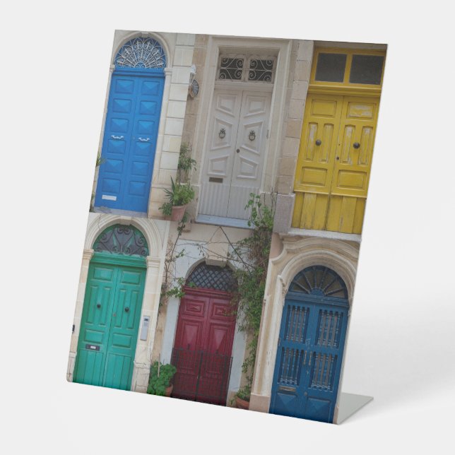 Expositor En L Coloridas puertas delanteras en Malta (Anverso)