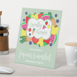 Expositor En L Cumpleaños del mercado de granjeros de cosecha loc