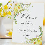 Expositor En L Daffodil Floral 60th Birthday Party Bienvenida<br><div class="desc">Bienvenidos a su fiesta de cumpleaños número 60 con este elegante cartel amarillo de bienvenida. En la parte superior encontrarás un decorado de flores azules. La bienvenida está escrita en una fuente de gran tendencia. El resto del texto es una combinación clásica de una fuente vertical y cursiva. Muy fácil...</div>