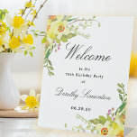 Expositor En L Daffodil Floral 70th Birthday Party Bienvenida<br><div class="desc">Bienvenidos a su fiesta de cumpleaños número 70 con este elegante cartel amarillo de bienvenida. En la parte superior encontrarás un decorado de flores azules. La bienvenida está escrita en una fuente de gran tendencia. El resto del texto es una combinación clásica de una fuente vertical y cursiva. Muy fácil...</div>