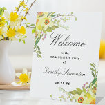 Expositor En L Daffodil Floral 80th Birthday Party Bienvenida<br><div class="desc">Bienvenidos a su fiesta de cumpleaños número 80 con este elegante cartel amarillo de bienvenida. En la parte superior encontrarás un decorado de flores azules. La bienvenida está escrita en una fuente de gran tendencia. El resto del texto es una combinación clásica de una fuente vertical y cursiva. Muy fácil...</div>