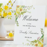 Expositor En L Daffodil Floral 90th Birthday Party Bienvenida<br><div class="desc">Bienvenidos a su fiesta de cumpleaños número 90 con este elegante cartel amarillo de bienvenida. En la parte superior encontrarás un decorado de flores azules. La bienvenida está escrita en una fuente de gran tendencia. El resto del texto es una combinación clásica de una fuente vertical y cursiva. Muy fácil...</div>