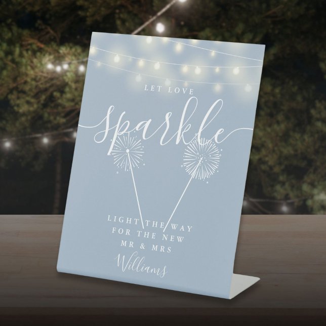 Expositor En L Dejar que el amor esparqule las polvorientas luces (Let Love Sparkle Dusty Blue String Lights Pedestal Sign)