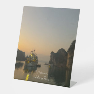 Expositor En L Deliciosa puesta de sol en Halong Bay Vietnam Fund