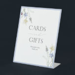 Expositor En L Duste Blue Wildflower Ducha de novia Tarjetas y re<br><div class="desc">Un cartel de estilo gentil para que los clientes se sientan sutilmente guiados, no instruidos. Con un refinado borde botánico y un tipo atemporal, esta pieza le da un aire pulido a sus cartas y mesa de regalos, al tiempo que se integra perfectamente en la estética general. También se pueden...</div>