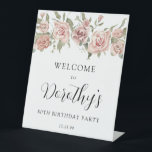 Expositor En L Dusty Pink Rose 80th Birthday Welcome Tabletop<br><div class="desc">Bienvenidos a su fiesta de cumpleaños número 80 con este elegante cartel de bienvenida color rosa rosado con flores. Es conveniente usar un símbolo de tabletop peatonal. Una disposición de bonito de rosas color de agua rosadas enclavadas en hojas de salvia blanda verde decoran el cartel. El nombre del celebrante...</div>