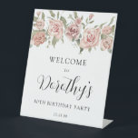 Expositor En L Dusty Pink Rose 80th Birthday Welcome Tabletop<br><div class="desc">Bienvenidos a su fiesta de cumpleaños número 80 con este elegante cartel de bienvenida color rosa rosado con flores. Es conveniente usar un símbolo de tabletop peatonal. Una disposición de bonito de rosas color de agua rosadas enclavadas en hojas de salvia blanda verde decoran el cartel. El nombre del celebrante...</div>