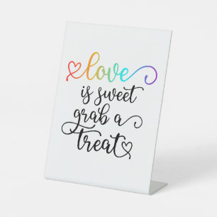Expositor En L El amor con guion del corazón del arcoiris es un d