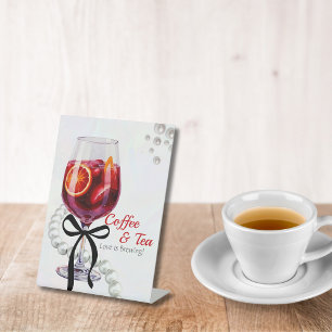 Expositor En L El café sangriento y el amor al té se están prepar