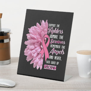 Expositor En L El Cáncer De Mama Apoya El Regalo De Los Combatien