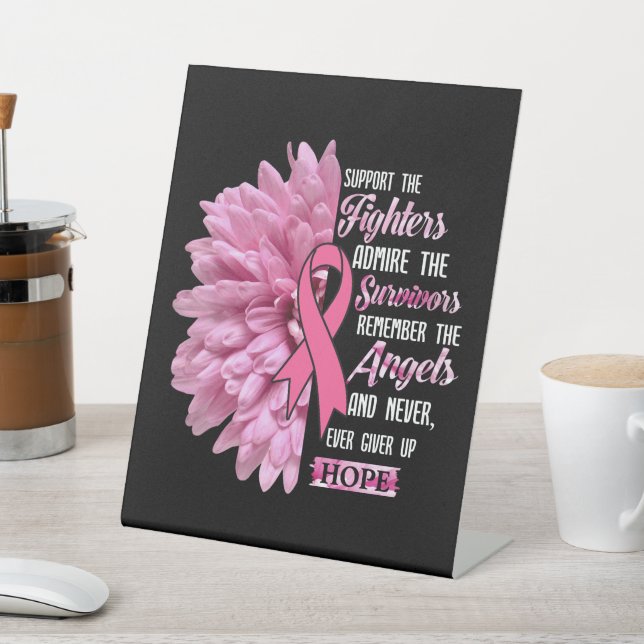 Expositor En L El Cáncer De Mama Apoya El Regalo De Los Combatien (In Situ)