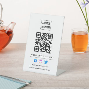 Expositor En L El Código QR Sigue El Escáner Para Conectarse Con
