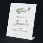 Expositor En L Elegant Golf 21st Birthday Party Welcome<br><div class="desc">Bienvenido a sus huéspedes con este elegante cartel peatonal. La parte superior está decorada con accesorios de golf: un club de golf, una pelota de golf, sombrero y guantes. La acuarela crea una estética tradicional y clásica. Perfecto para una fiesta de cumpleaños en el club o una barbacoa en el...</div>