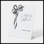 Expositor En L Elegante acuarela Black Bow Cards and Gifts<br><div class="desc">Diseñado para una novia moderna que adora la elegancia eterna, este cartel de Tarjetas y Regalos ofrece una manera refinada de dirigir a los huéspedes a su llegada. Con un delicado arco negro pintado a mano y una sofisticada tipografía, este cartel realza sutilmente la estética general de una ducha de...</div>
