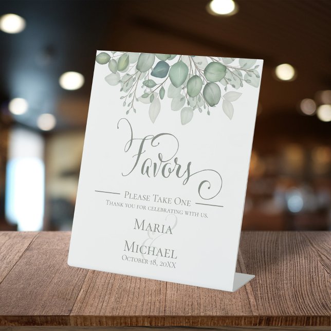 Expositor En L Elegante caligrafía Script favorece la boda (Elegant eucalyptus greenery wedding favors sign with personalized names.)