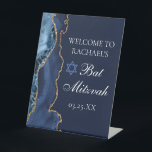 Expositor En L Elegante Fiesta de Bat Mitzvah de la Armada Azul d<br><div class="desc">Elegante ágata azul marino y oro decora el lado de este moderno cartel de peatón de bienvenida Bat Mitzvah fiesta. El nombre de su hija está escrito en un hermoso guión formal bajo la Estrella de David. Perfecto para una moda, elegante familia judía celebrando la llamada de un chica a...</div>