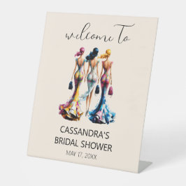 Expositor En L Elegantes Chicas de vestir dan la bienvenida a la 