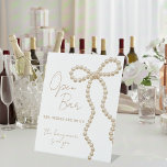 Expositor En L Ella se Casa Desayuno de Novia con Barra Libre<br><div class="desc">Agrega un toque divertido y elegante a tu celebración con este signo de pedestal para bar abierto de ducha de novia "She's Tying the Knot" (Ella está atando el nudo), perfecto para estaciones de bebidas y exhibiciones de bar. Diseñado para complementar temas de ducha de novia chic, femeninos y modernos,...</div>