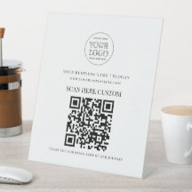 Escaneo de código QR de logotipo empresarial minim