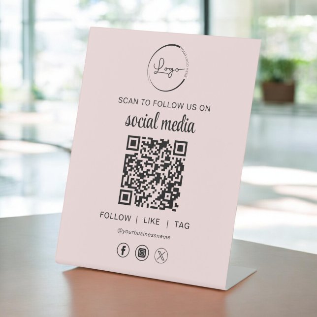 Expositor En L Escaneo rosa de código QR para seguirnos en red so (Subido por el creador)