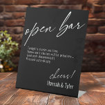 Expositor En L Escritura a mano contemporánea Funny Bar Abierto N<br><div class="desc">Esta colección presenta un tipo de letra elegante, moderno y manuscrito para crear palabras y frases clave. En este artículo, la tipografía gráfica sobrepone simplemente "barra abierta" en la parte superior y "¡vítores!" en la parte inferior. Esta opción incluye el popular mensaje "Las bebidas de esta noche son gratis. Las...</div>
