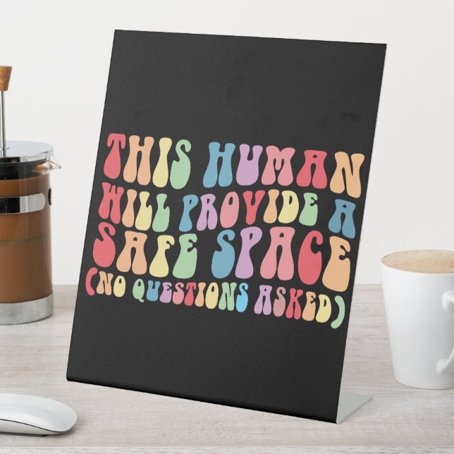 Expositor En L Este humano proporcionará un espacio seguro para l (In Situ)