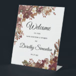 Expositor En L Fall Flowers 80th Birthday Party Welcome<br><div class="desc">Bienvenidos a su fiesta de cumpleaños número 80 con este elegante cartel de bienvenida floral de otoño. Dos arreglos de bonito de flores rojas burdeos, flores silvestres color rosa malva y flores blancas decoran el cartel. La bienvenida y el nombre del celebrante de cumpleaños están escritos en un gran tipo...</div>