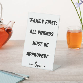 Expositor En L "Familia Primero: ¡Todos Los Amigos Deben Ser Apro