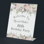 Expositor En L Feminine Rosa Floral 80th Birthday Welcome<br><div class="desc">Bonito cartel de bienvenida floral diseñado especialmente para una fiesta de cumpleaños, este cartel tiene un texto que puedes personalizar en la parte central y está bordeado por hermosas flores de color rosa y blanco con vegetación. Se muestra aquí como una fiesta de cumpleaños número 80, puede editar la edad...</div>