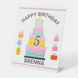 Expositor En L Fiesta de un niño de cumpleaños feliz y caprichoso