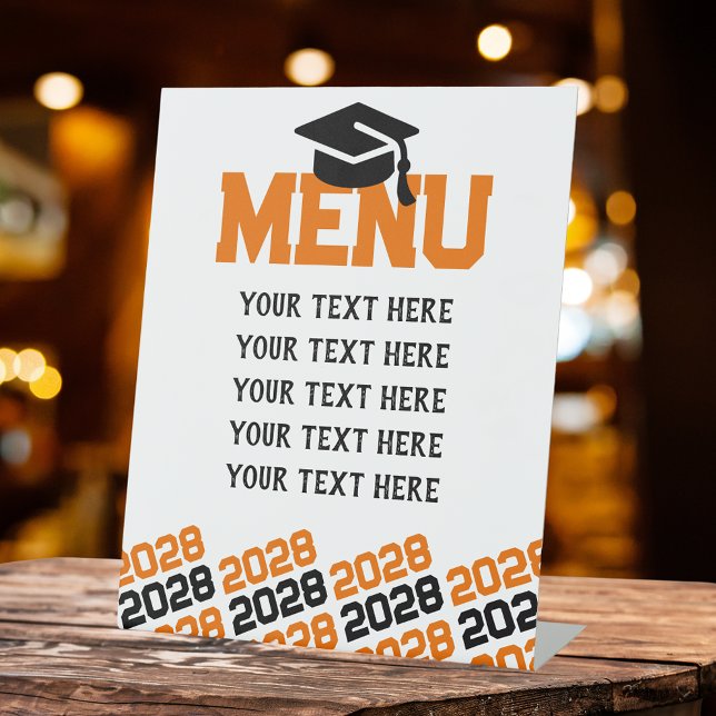 Expositor En L Fiesta del menú de graduación de naranja y negro (Orange, White and Black Graduation Cap Class Year Menu Pedestal Table Sign)