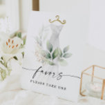Expositor En L Firma de los favoritos de la ducha dorada de color<br><div class="desc">Este elegante diseño cuenta con un suave ramo acuático de eucaliptos,  vegetación y adornos dorados envueltos en un vestido pintado. Coloca en tu mesa de favores de ducha de novia. Vea toda la colección para ver más elementos coincidentes.</div>