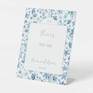 Expositor En L Flores Azules Pequeñas Saludan El Bar Abierto