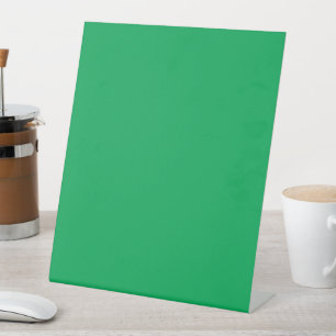 Expositor En L Fondo Verde Sólido
