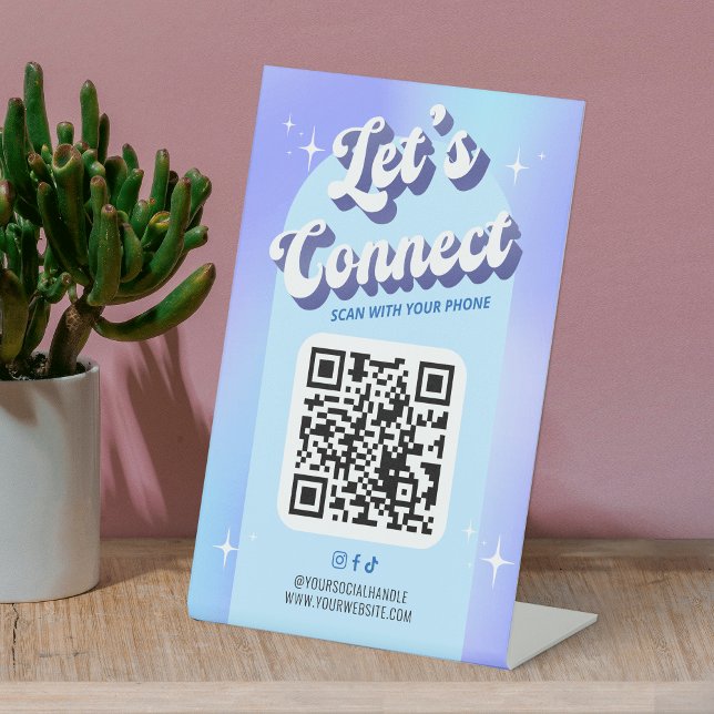 Expositor En L Groovy Holographic de moda Conectemos el código QR (Modern Social media QR code scannable pedestal sign in retro groovy design in blue and purple)