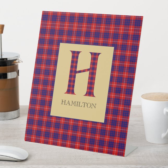 Expositor En L Hamilton Tartan Monogram H Rótulo Pedestal (In Situ)