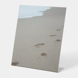 Expositor En L Huellas en una playa blanca en Mozambique